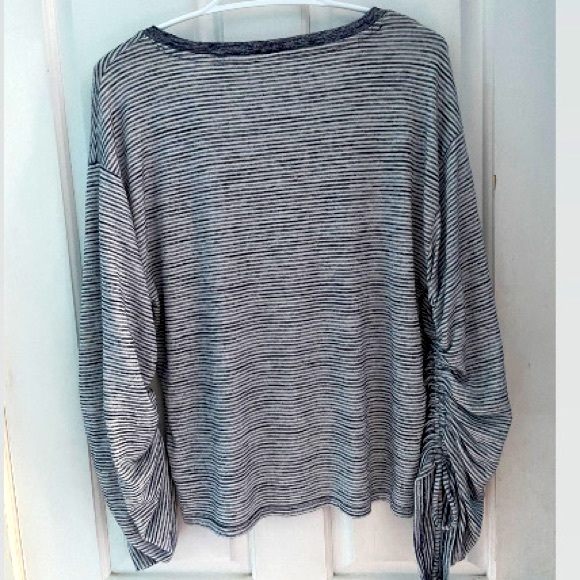 GAP Women’s Long-Sleeve Shirt - Picture 3 of 4